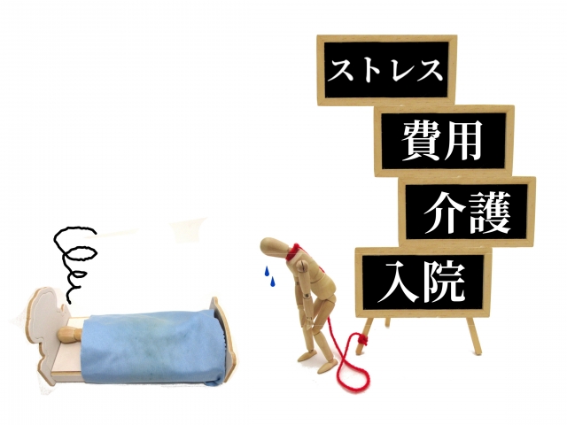 布団で寝込んでいる高齢者の横に、介護に疲れた人が佇んでいる