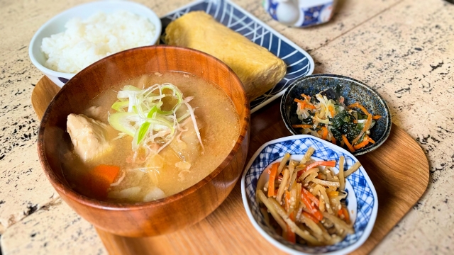 ご飯・味噌汁などの朝ごはんが並んでいる画像