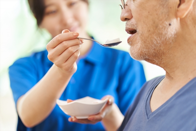 食事介助している